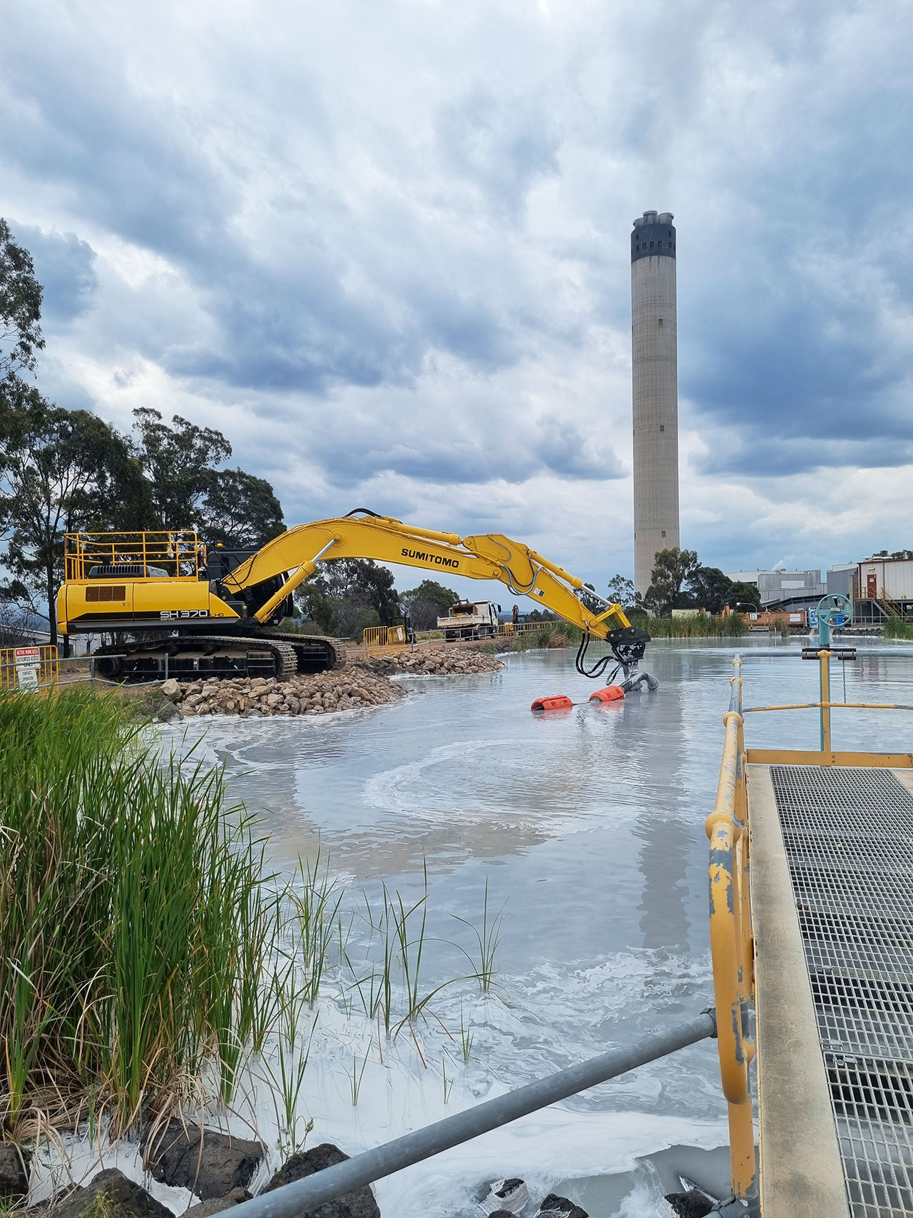Excavator and dredge pump in operation picture